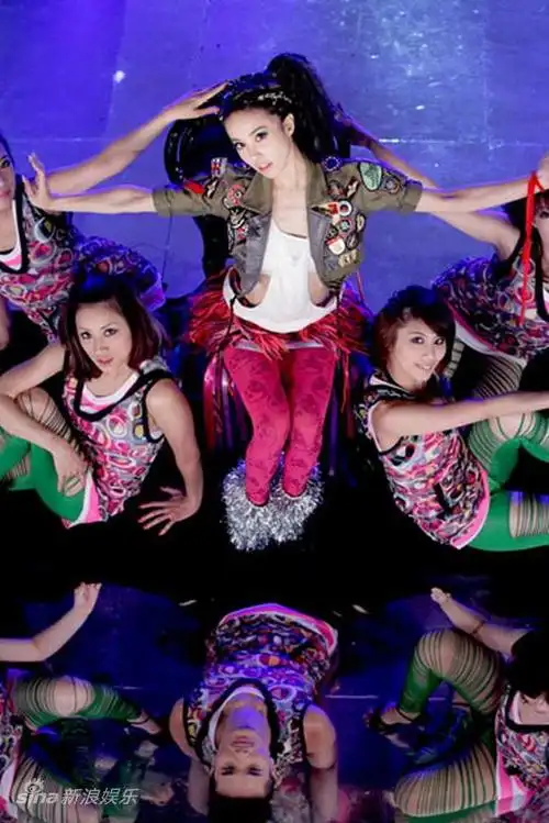 图文蔡依林七上八下mv蔡依林与舞群默契