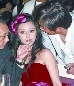 女星陪酒照曝光,章子怡狂放,刘亦菲清纯不再,她最风尘!