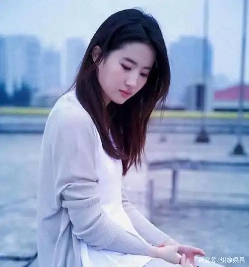 有种"逆生长"叫刘亦菲,19岁浓妆艳抹显俗气,今32岁反倒清纯可爱