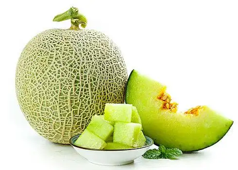 白底上放着切开的玫珑蜜瓜哈密瓜,静物瓜果哈密瓜,静物瓜果黄色,蜜瓜