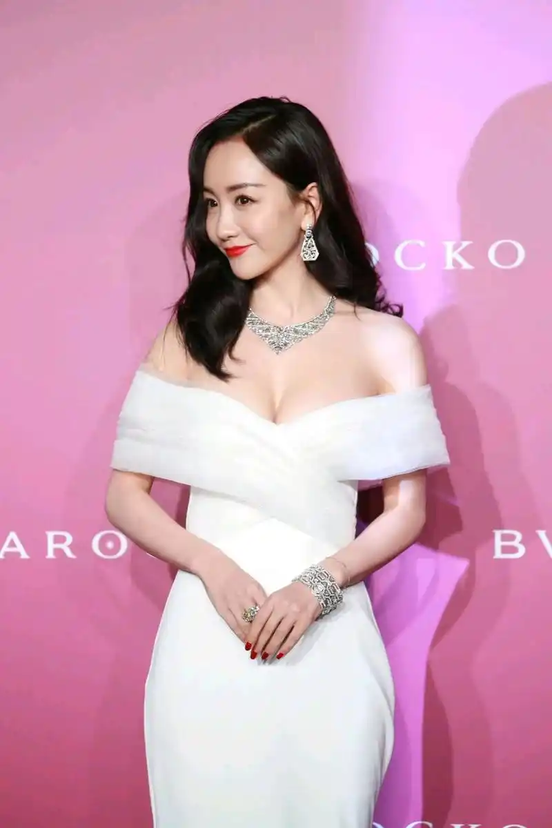 杨蓉在宝格丽活动现场的白色礼服造型好美,尽显好身材#一眼沦陷