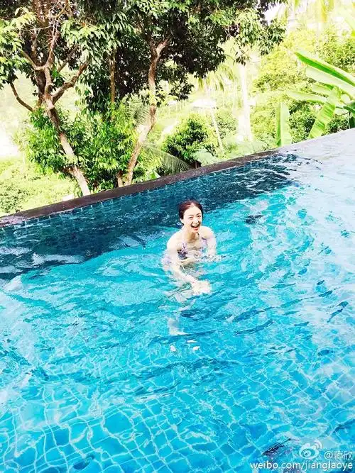 蒋欣晒比基尼照秀身材 出水芙蓉惨变"女鬼"