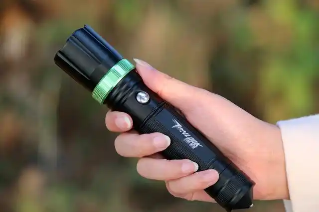 户外求生防狼神器,刀电二合一战术手电筒