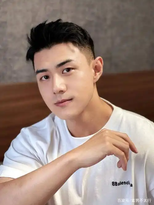 男人味十足的极品肌肉型帅哥,你们喜欢这种类型的男孩子吗?