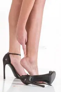 女性脚在穿高跟鞋后疼痛照片