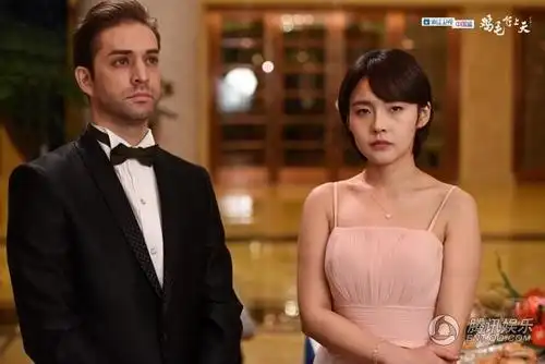 邱岩和外国人一起