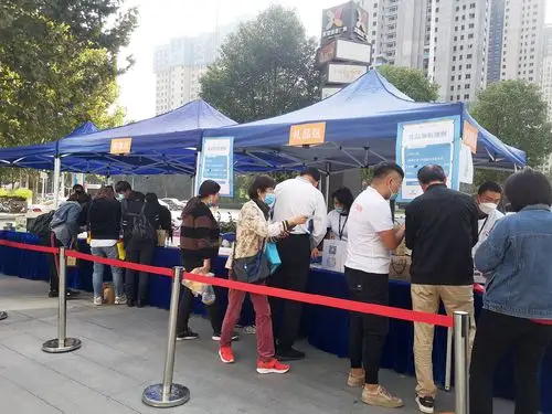 活动现场,市民们在各展位参观,咨询