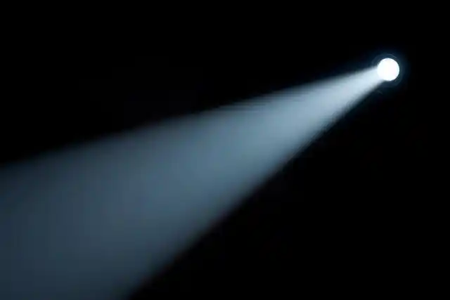 如果把一个手电筒扔出去,手电筒的光超过光速了吗?