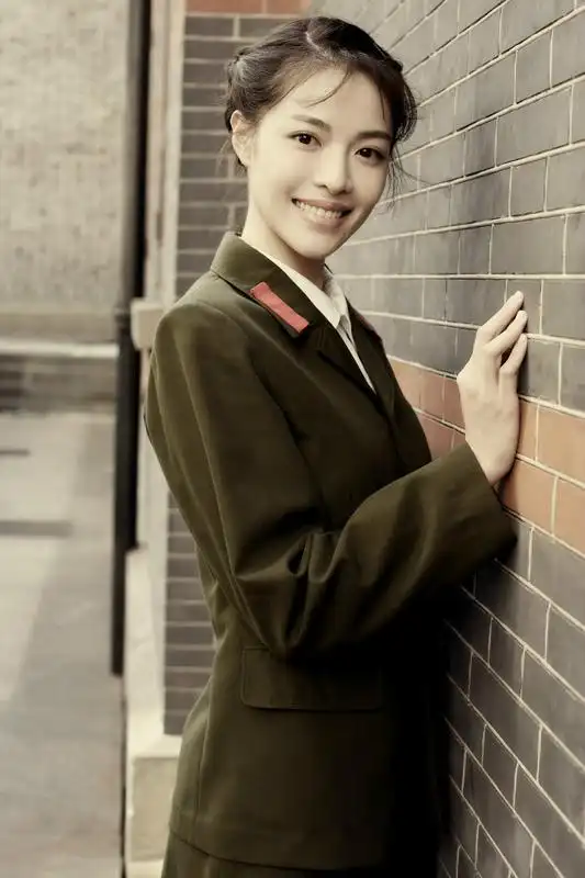 芳华女主角钟楚曦军装帅气亮相上影节红毯1016