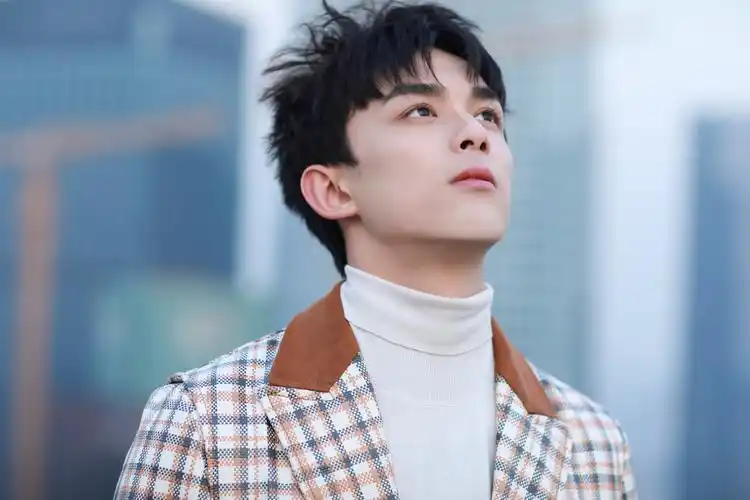 吴磊官宣最新彩妆品代言再现夕阳下的天台少年