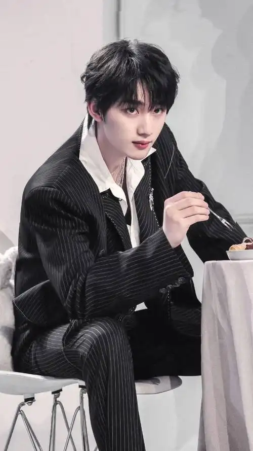 丁程鑫solo舞台《d》练习室绝了!穿灰西装的小丁,是否惊艳到你