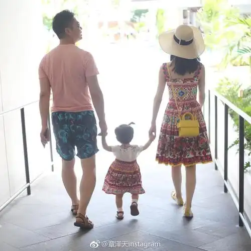 七夕节奶茶妹妹晒一家三口牵手照网友大呼羡慕