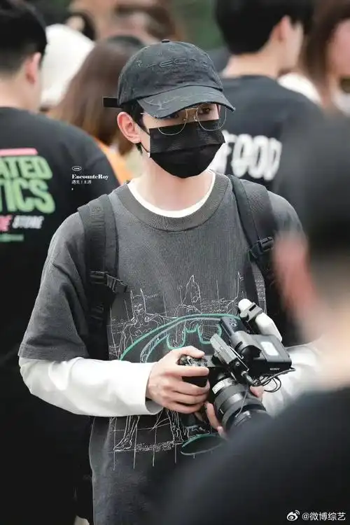 王源今日长沙拍摄综艺《城市捉迷藏》路透来袭,佩戴棒球帽黑口罩化身