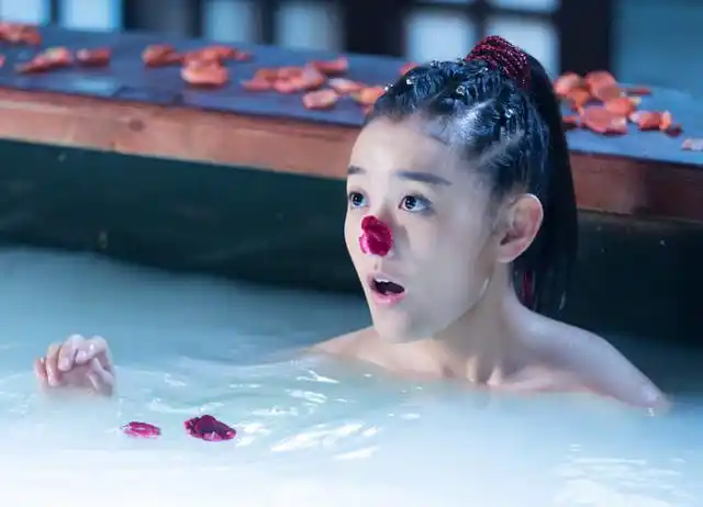 蒋依依女扮男装拍"沐浴戏",当镜头靠近水面,还好镜头只有3秒