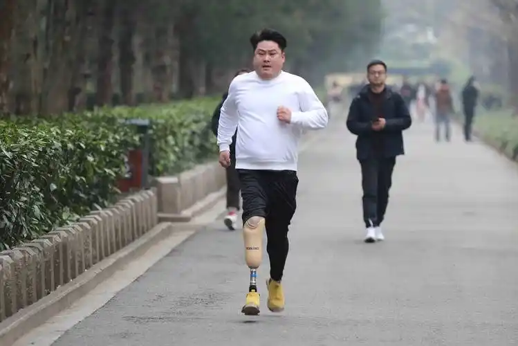 膝盖以下截肢的人用假肢能够站多久?_损伤_时间_训练