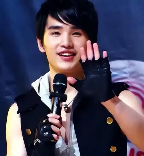 才女郭采洁和杨幂热吻因郭敬明走红36岁依旧未婚