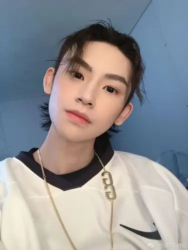 出道700天小鬼微博上线发自拍满脸胶原蛋白的日系卷毛boy