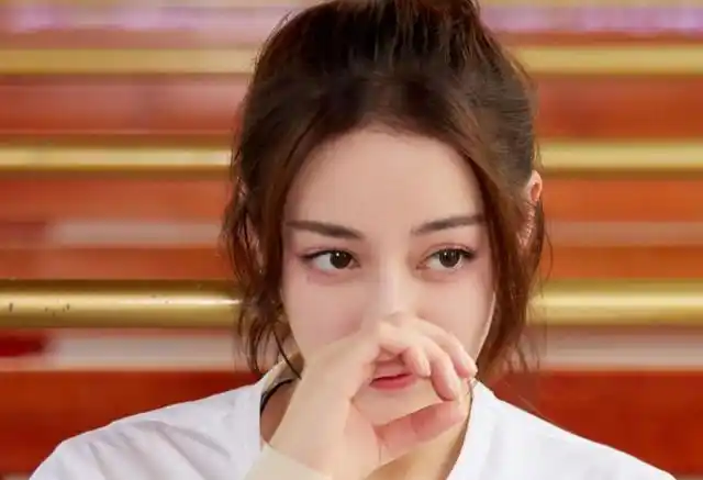 迪丽热巴甜美写真,高扎马尾尽显俏皮可爱