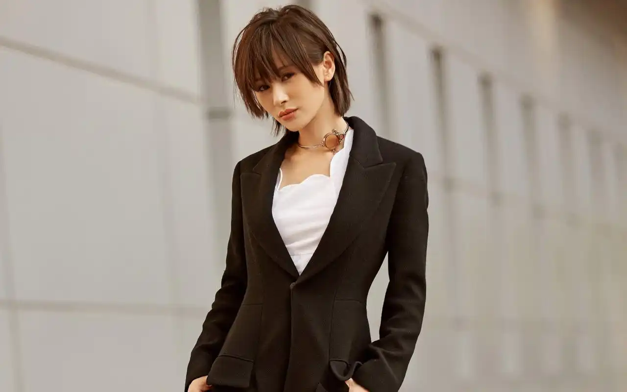 王子文干练迷人黑色西装时尚街拍桌面壁纸