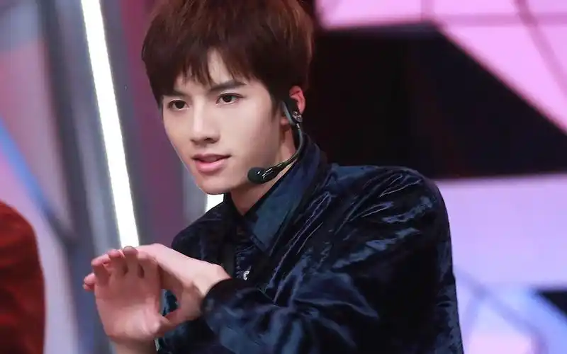 邓超元190316鱼罐头darkroom人麦合一的麦人