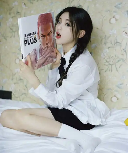 杨超越闻袜子(杨超越回应闻袜子)