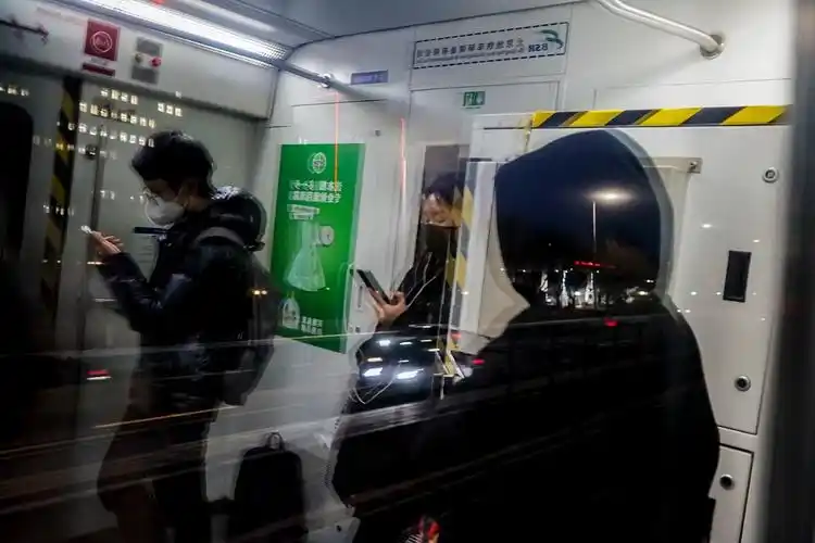 ▍地铁玻璃上反射的人影与站外的灯光重合,形成了奇妙的"多重曝光"的