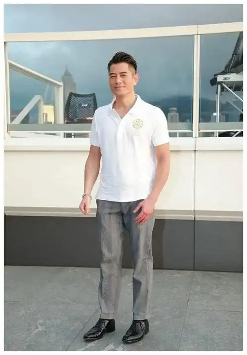 54岁郭富城帅气造型,polo衫 西裤,梳起侧分背头魅力十足
