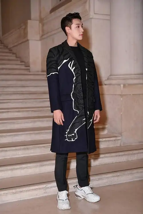 张艺兴巴黎秀场人气爆棚 前卫大衣尽显绅士气质_娱乐_看西部