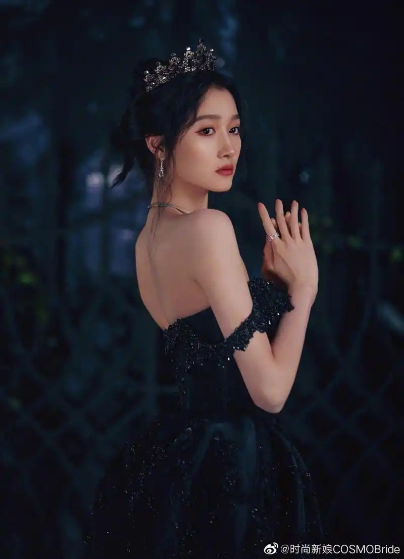 关晓彤终于找对自己风格了这套暗黑系造型是她为数不多的经典