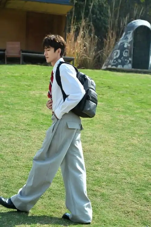 林更新再登杂志封面,阳光帅气有活力,背包漫步气质出众堪称校草_腾讯