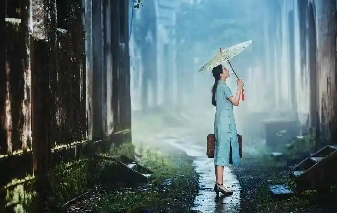 想用唯美诗行 来涂抹这江南小巷 斑斓阳光 颓圮土墙 用丁香花的思念