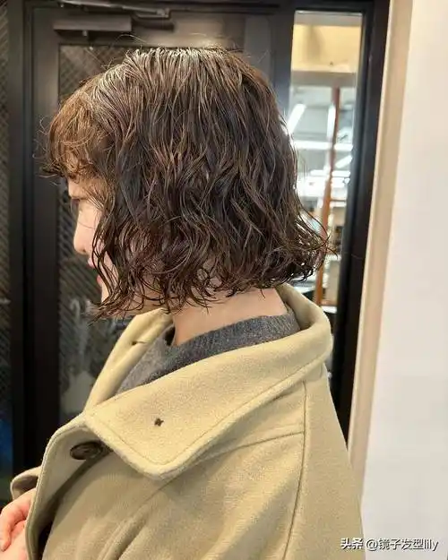头发少的女性选发型,可以试试全头烫波波头,时尚有型显发量