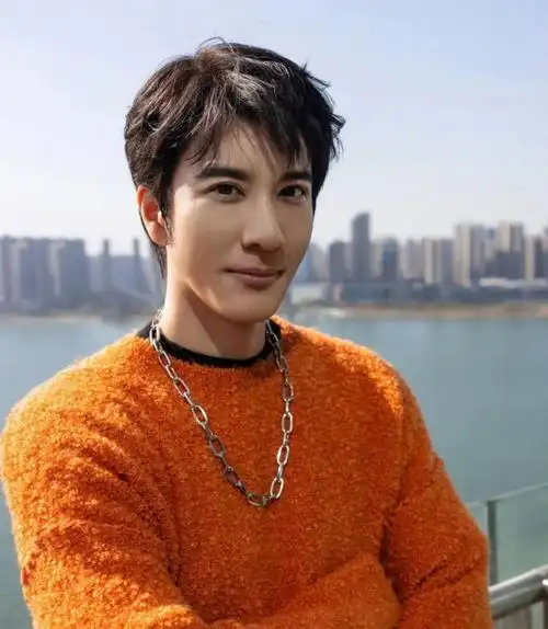 44岁王力宏近照大变样满脸胡须嘴唇无血色网友不会吓到娃