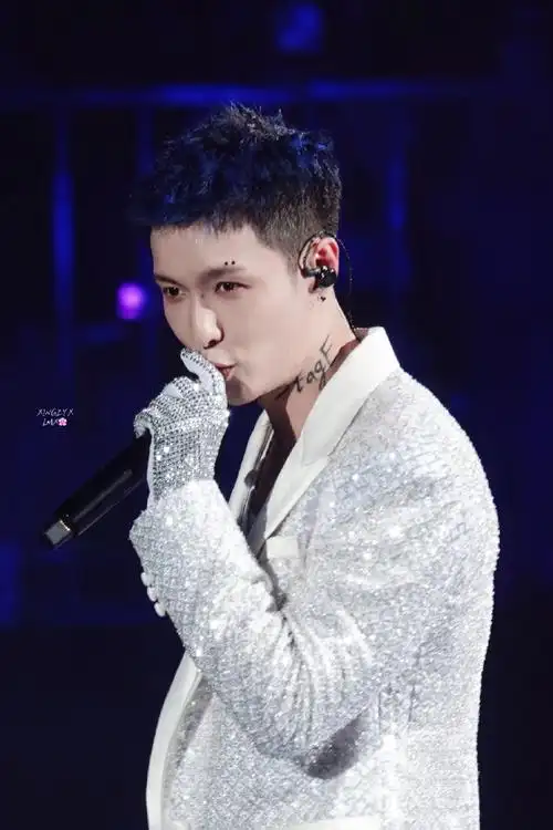 张艺兴[超话]##张艺兴蓝色碎盖短发##2024张艺兴世界巡演##张艺怂