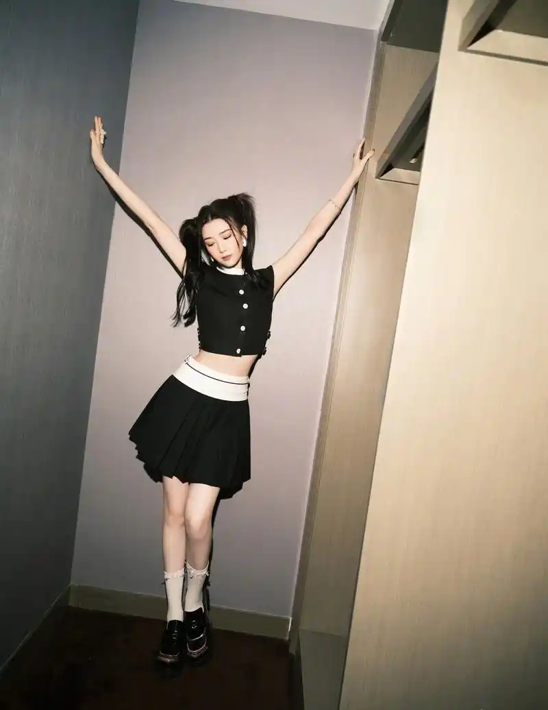 毛晓彤黑色短裙双马尾性感美腿性感写真