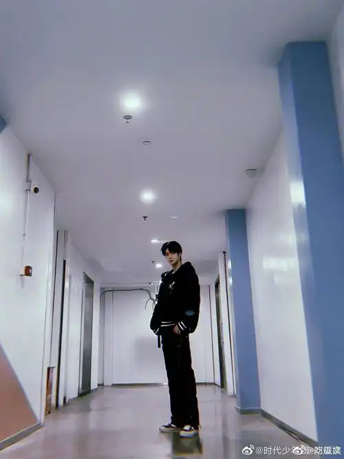 刘耀文晒出背影随拍告别11月路灯氛围感拉满