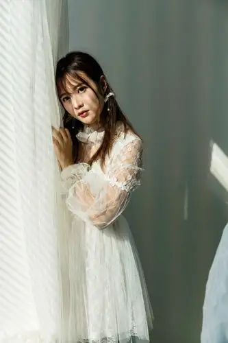 白色蕾丝纱裙美女私房诱人写真图片