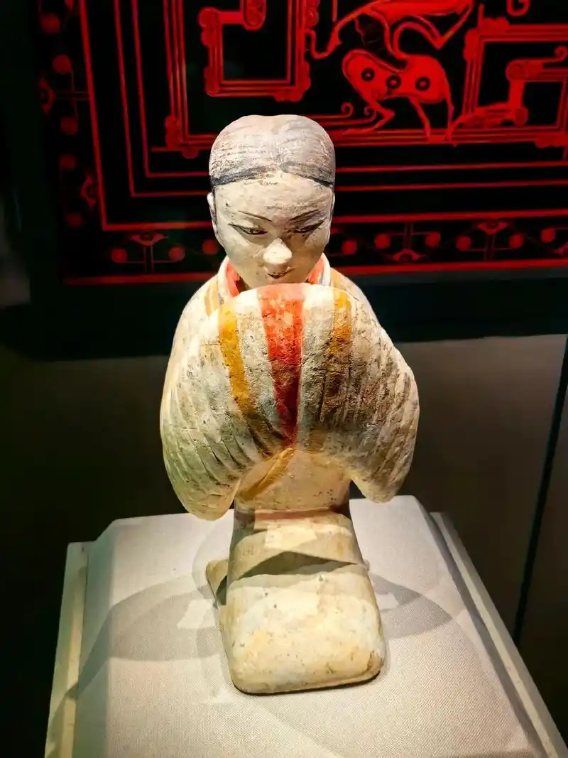 对话文物,一眼千年.汉代网红"姗姗",出土于汉景帝阳陵的塑衣 - 抖音