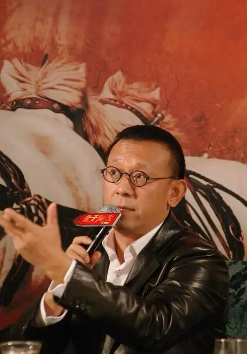 突然想起了姜文在电影说的一句话,要站着把钱赚了.