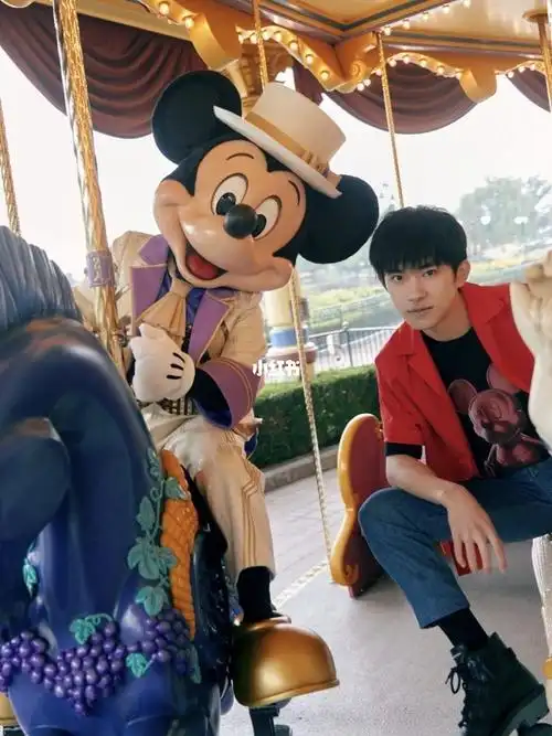 易烊千玺上海迪士尼
