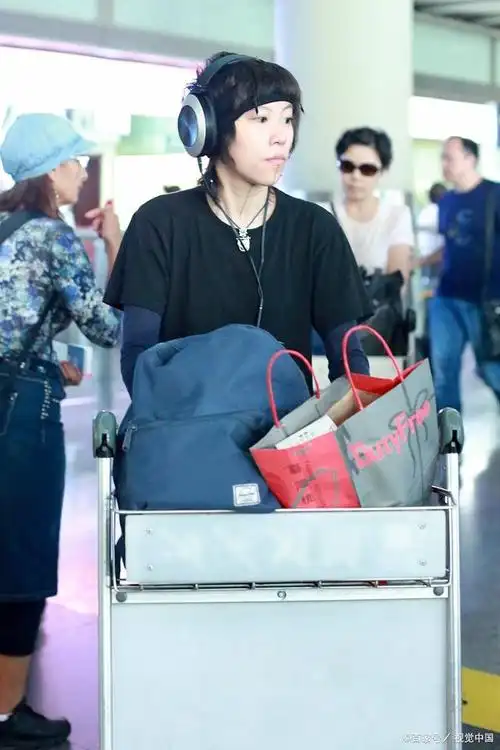 的女儿窦靖童,竟然在国外办证结婚啦,这个消息比我当年追周迅还要意外