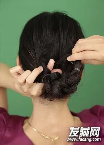 高耸的盘发优雅端庄 中长发这样扎最优雅(8)