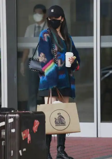 杨幂不愧是街拍女王大热天穿毛衣搭短裙为了凹造型太拼