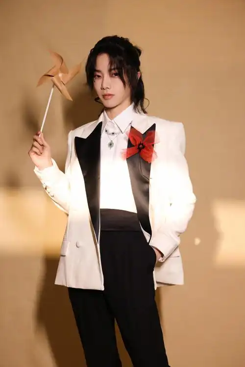 少见的能把长发 泪痣hold的这么优雅又精致的boy!#华晨宇泪痣妆