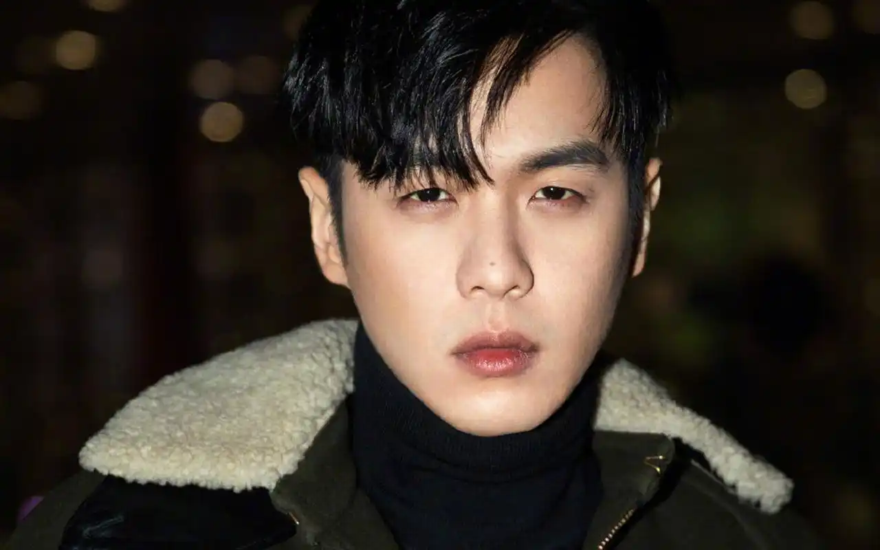 张若昀硬朗帅气写真图片桌面壁纸