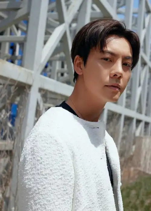 陈伟霆怼脸图##陈伟霆把香奈儿焊身上