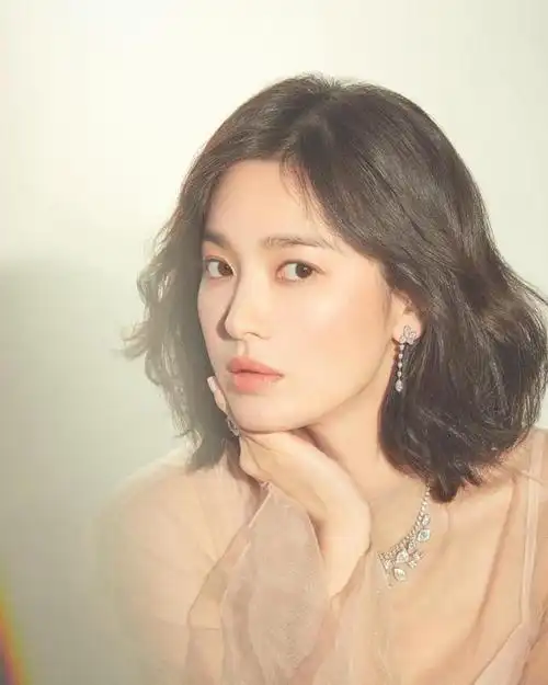 45岁女人剪什么短发显年轻?这三种短发时尚又干练,气场全开!