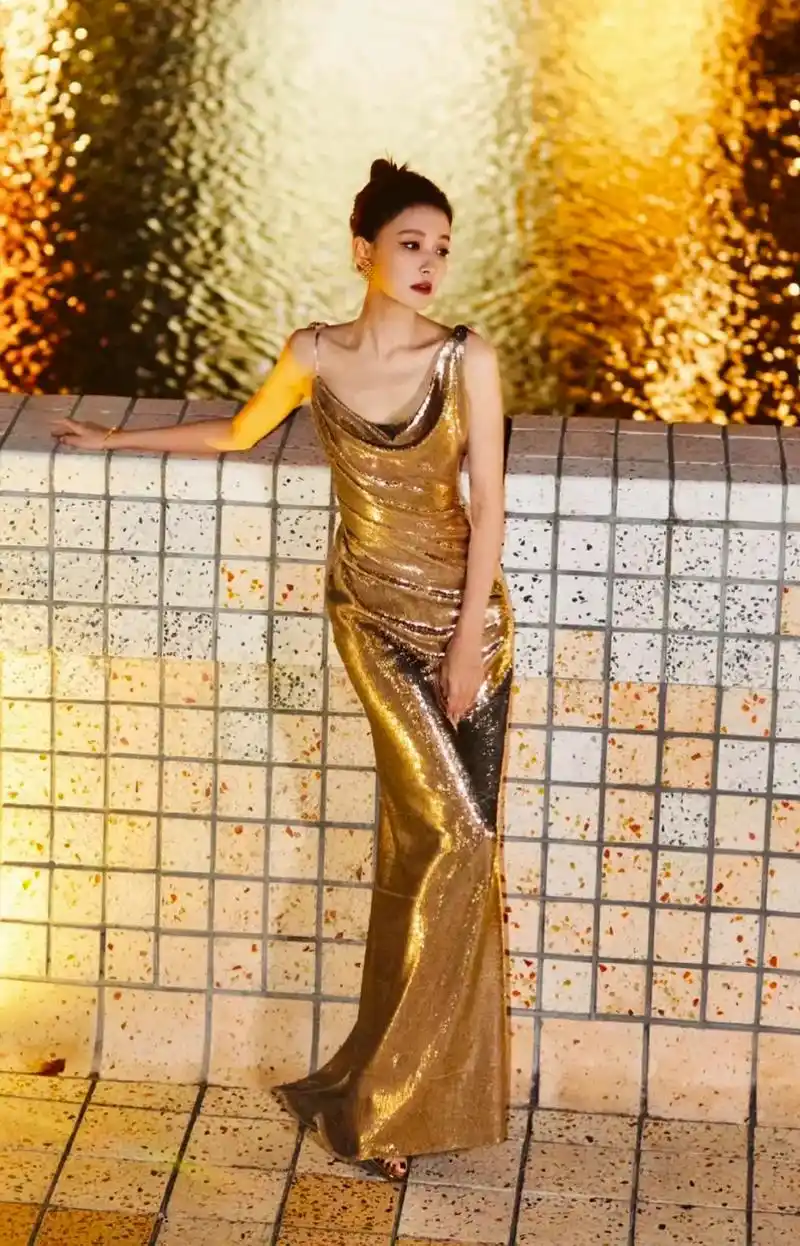 孙怡同款礼服 亮相宜昌初喜婚纱秀场啦.出场自带高光,惊艳全场 - 抖音