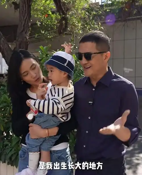 李亚鹏携妻子回老家,已有三胎打算,被催生男娃,金喜笑容满面|王菲