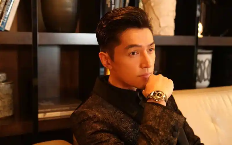 胡歌大胆拎毒蛇上热搜!网友惊呼:这勇气也太惊人了吧!_因为_一面_颜色